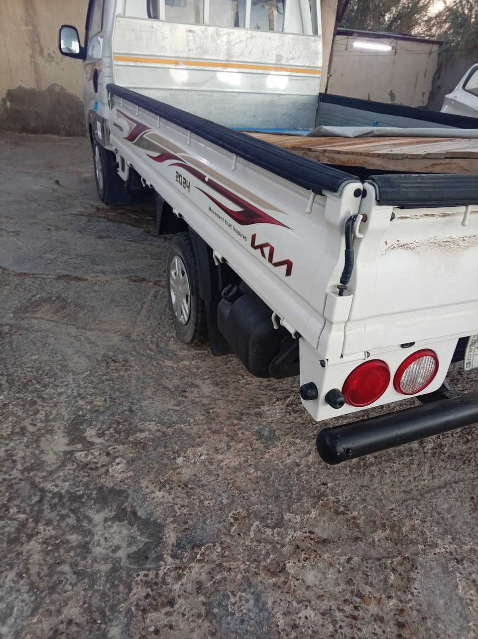 سلام عليكم كيا عموشه موديل 24 السياره جاهزه مكان السياره بغداد الرقم الهاتف رقم بغداد***********
