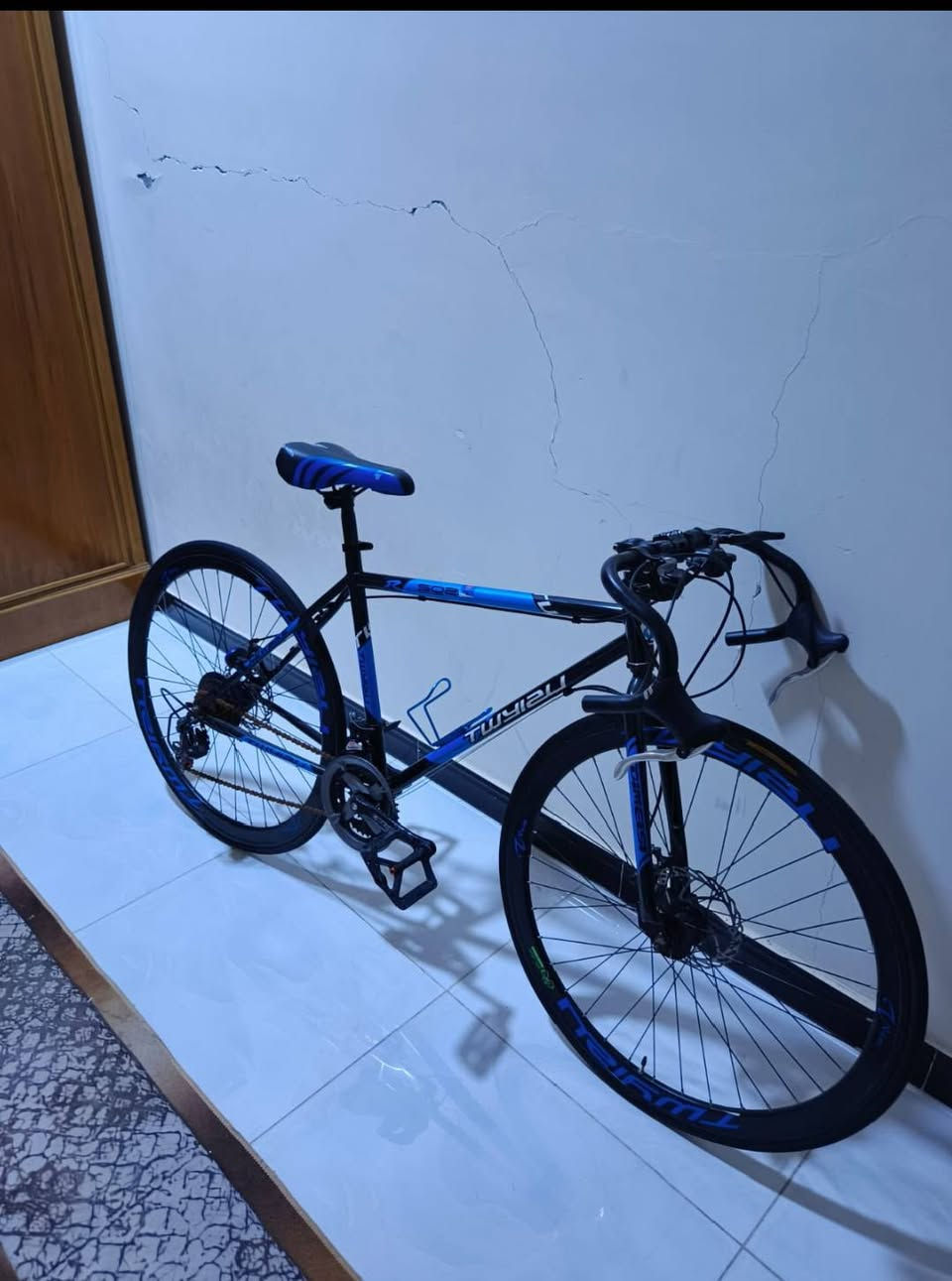 دراجه من نوع سباق رود نوعيته road bikes اسم العلامه التجارية   tybike
الهيكل frame  من الفولاذ الكربوني carbon steel قياس الدراجه 26  صنع في  الصين 
ما بيه عطل بس وإيرات البريك وا البداله بس وا التايرات بس رخي الميزانيه شوي  
للا استفسار ***********

