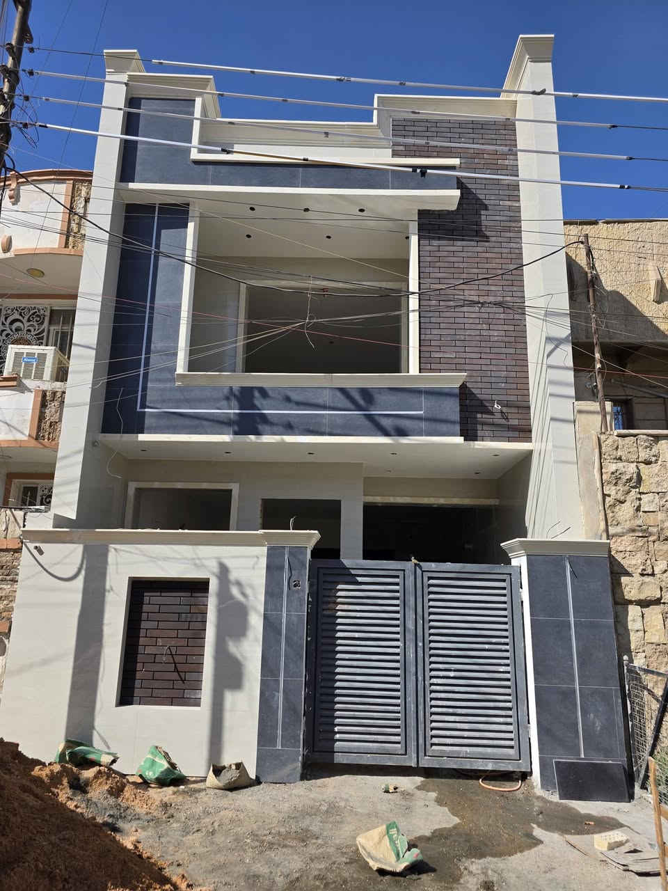 السلام عليكم ورحمه الله وبركاته 

للبيع 120م واجهة 6م نزال 20م

قيد الأنشاء تسليم مفتاح كامل بدون أي نقص 🔑

الموقع : حي الجهاد - الاساتذة - خلف الـ 4 شوارع مباشرةً

يحتوي على ثلاث طوابق 

 5 غرف نوم + 4 صحيات + مطبخ حار + مطبخ

بارد + شلال + حولي داخلي + استقبال + مداخل عدد 2 

شارع 15م

للأستفسار : *********** وسـام ☎️
