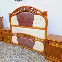 هذه غرفة نوم متكاملة بحالة ممتازة، تشمل دولاب كبير مع مرآة، سرير بتصمي...