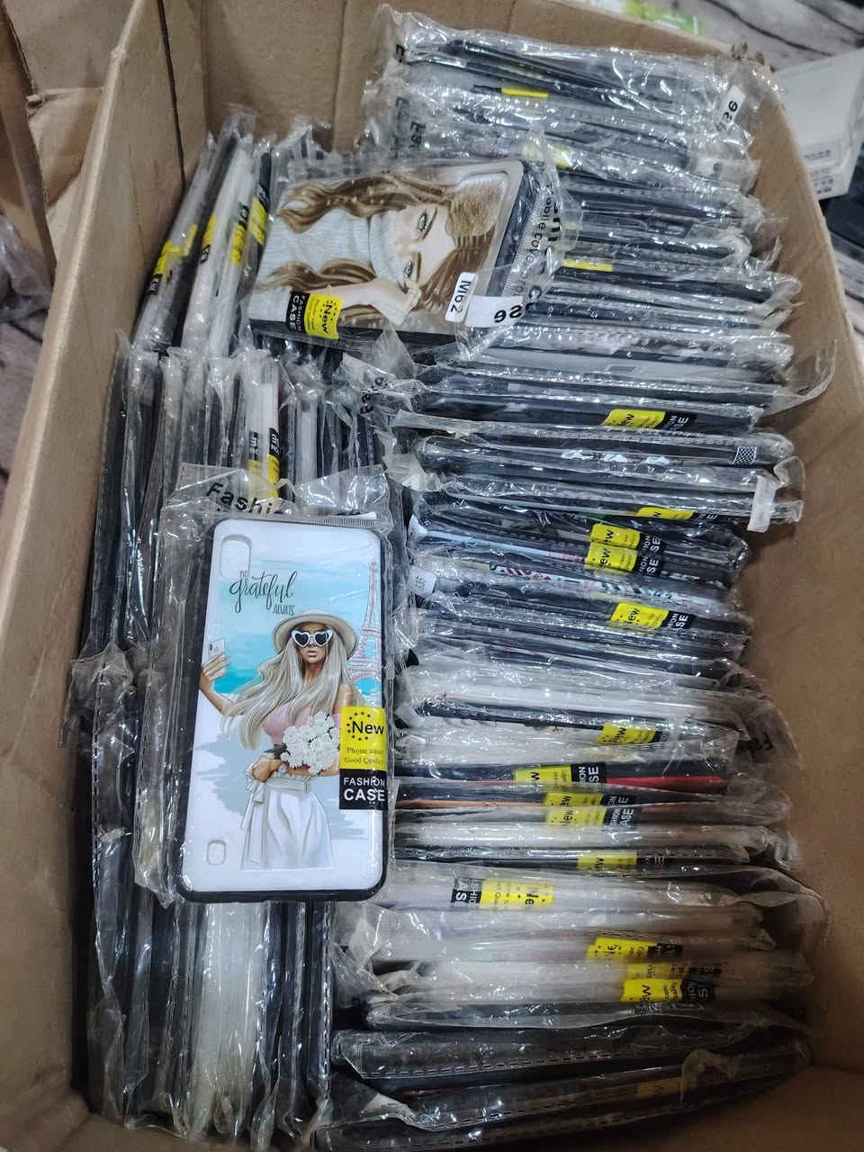 تعزيله محل كامله ما اتناقش ع السعر تعال قيهمن باليرضي الله  ، بيهن ماركات وبيهن عاديات
عندي بعد فيديو  للكهربائيات طب خاص شوفهن يعني فوك هذن
سماعات عاديه عدد ٢٤٣
سماعات اصليه ٥٩ قطعه
كفرات عاديه593 قطعه
كفرات ماركه 427 قطعه
لواصق 100 نوع اندرويد ١٣ نوع ايفون (كل نوع بي من ٢ الى ٤ لواصق) 
الايبادات:لاصق ٢١ قطعه والكفرات ٦ قطع
ماعندي توصيل المكان التنومه *********** البصرة, العراق
