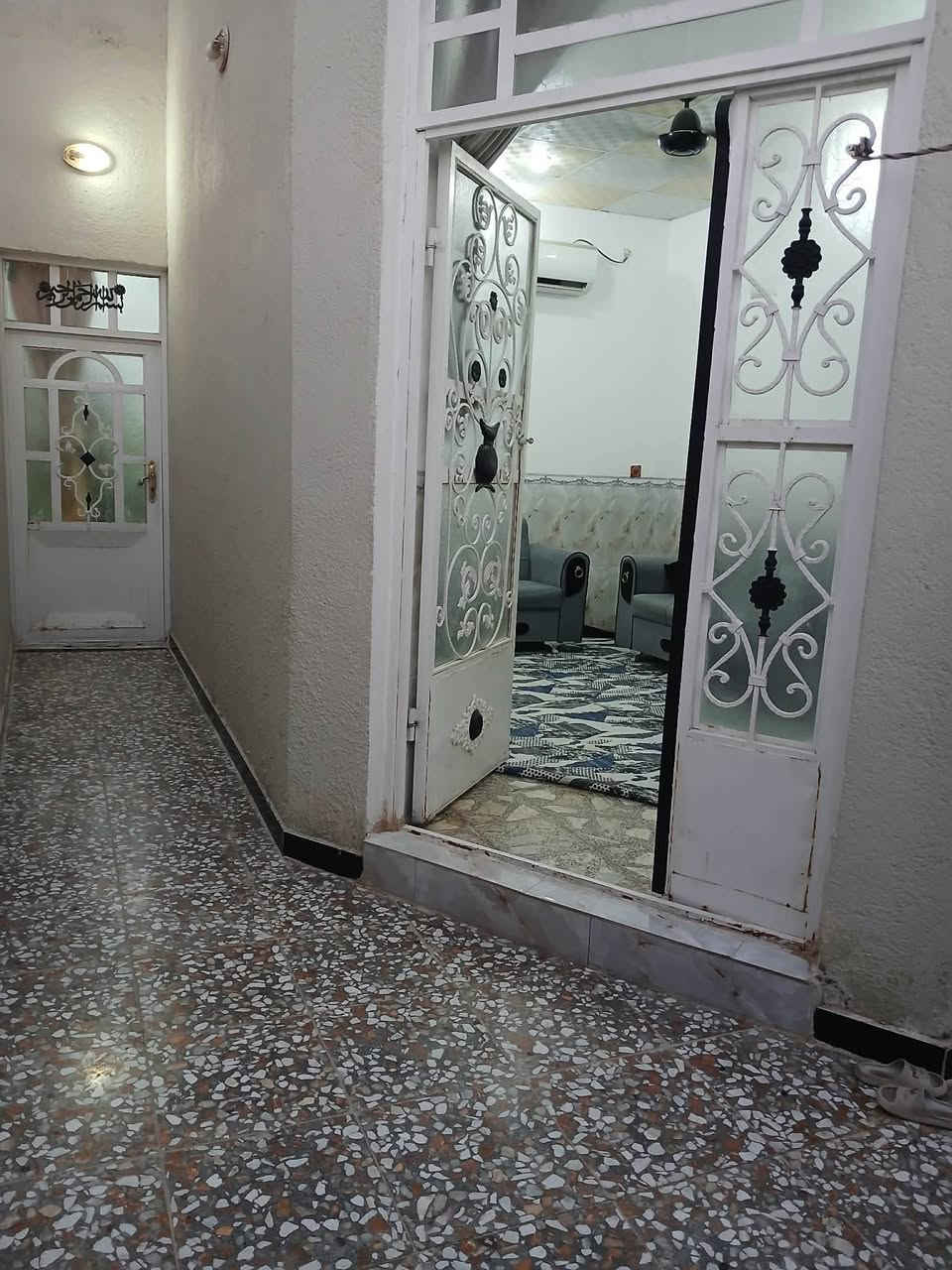 للبيع بيت مساحة 100 متر ، ميلاد حولي ، بناء مال جناي ، غرفه وصاله ومطبخ واستقبال ، البيت نظيف كاشي وسيراميك واضح بالصوره ، الأساس صب
 والبناء طابوك 
السعر 77 مليون وبي مجال
