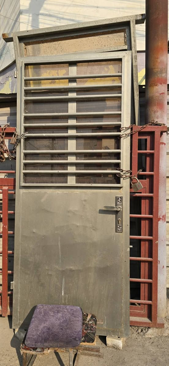 باب للبيع
العرض متر 
الارتفاع متريين ٣٥ سم 
السمك ٢ ملم
السعر١٣٠ الف
المكان بغداد
للتواصل ***********
