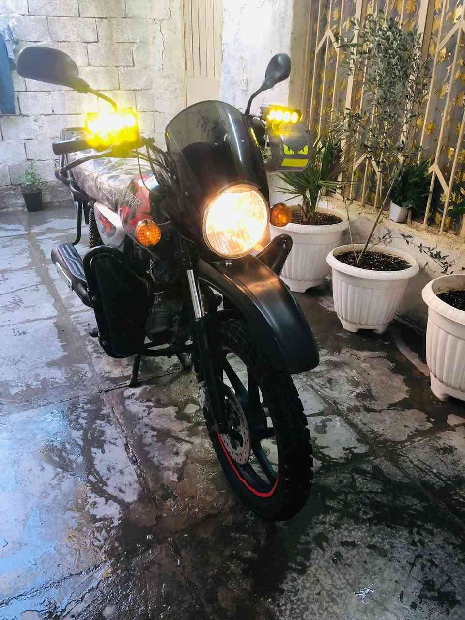 السلام وعليكم دراجه بوكسر 21 نازله بل22 شهر ل12 تحويل ثاني السعر مليونين و100 العنوان بغداد حي النصر للأستفسار ***********
