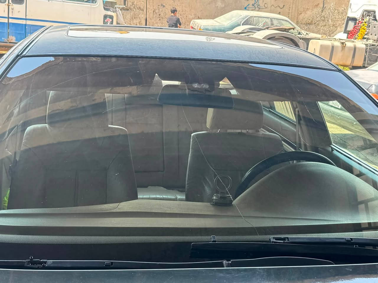 السلام عليكم بي ام صقر
دعاميات M مديل 98 
سيارت نضيف بس بيها تقحيل بل سقف 

السعر 82 وبيها مجال 
للتواصل ع الرقم ***********
