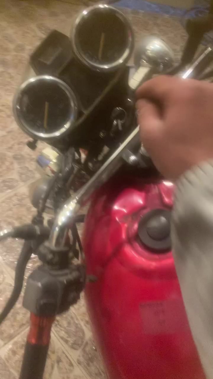 سلام عليكم موطور للبيع
جني خمس كير 
2015/ 200 سيسي 
نضيف 100/100
السعر 400بي مجال بصيط 
الشراي يخابر ***********
