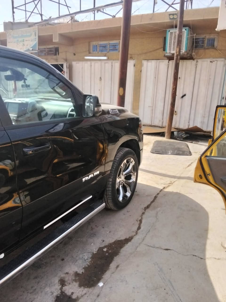 السلام عليكم دوج رام 2023 حادثها بجم بدون دواخل مبدل بيها بنيد وجاملغ نفس اللون بدون صبغ  محرك وكير نضيفات رقم بغداد باسمي تحويل مباشر  نص فول مري شفط سيارة جاهزة سونار بالمنشور السعر 280 وبيها مجال بغداد الزعفرانية ***********
