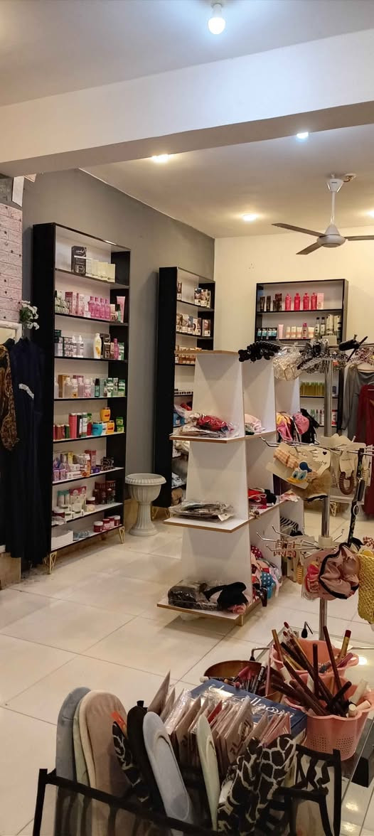 السلام عليكم.. كوزمتك كامل للبيع مع منتجات اصليه كامل من كلشي  ملابس. اكسسوارات. حجابات. عطور. فساتين. جاهز من كلشي..
لعدم  التفرغ
السعر5500
المكان حي الحوراء
غير متواجدين ع فيس
***********
المحل يشتغل ورزقه خير من الله دهل اوران, واسط
