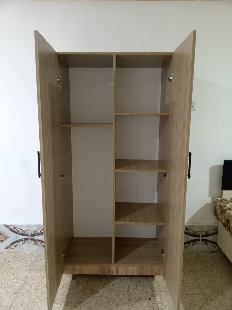 غرفه ام نفر تركي شغل عراقي للبيع سعر ٢٥٠ وبيه مجال شراي يصل على رقم ***********
