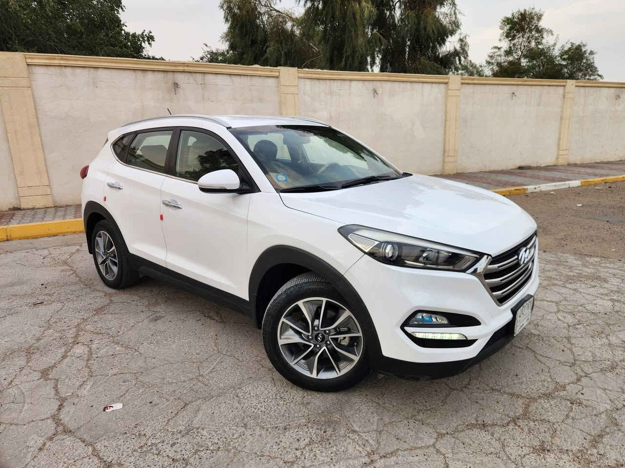 السلام عليكم 
توسان 2018 خليجي 
محرك ٢٠٠٠ دوش 
قطعتين تبريد 
حساسات خلفي 
تحكمات ستيرن 
مري شفط 
ويل حجم 18
ماشيه ٨٩ الف كيلو 
السياره بدون صبغ 
بيهه طخه خفيفه بالبنيد ومبدل بنيد اصلي خليجي نفس اللون بدون صبغ 
صور الضربه موجوده مواصله للراديترات 
اللايتات مالتهه البلادي نفسهه
بيهه بارد قليل باب خلف السائق 
السياره نظيفه جدا 
سنويه لل2027
رقم بغداد باسمي 
السعر 177$ وبيهه مجال بسيط 
العنوان/ بغداد/ الحريه 
للإستفسار الاتصال على/ 
*********** واتساب 
***********
