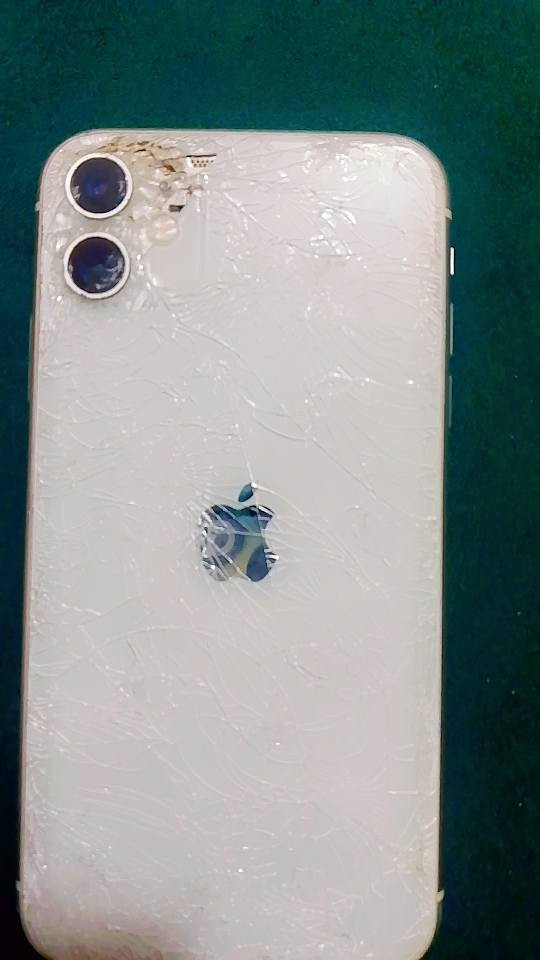 السلام عليكم ايفون 11 لعادي 
للبيع قفله 175
الضهر مكسور 
والخط مايشتغل

***********   بغداد
