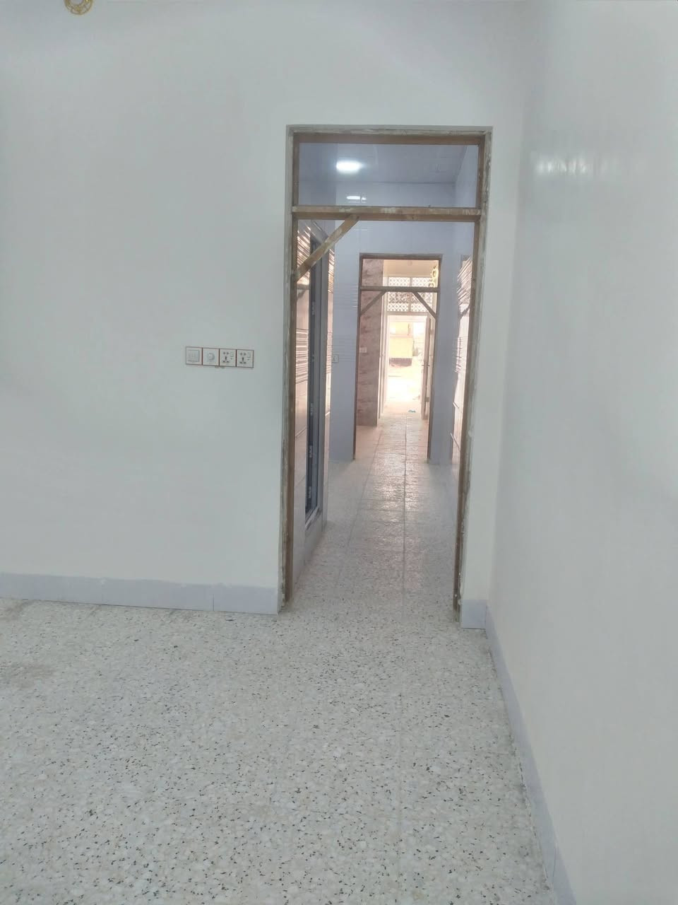 بيت للبيع  100 متر طابق واحد حي النداء منطقة ال53 قرب شارع 60 مجمع قنبر خلف إنشائية جابر الخفاجي يبعد مسافة  100 متر عن الشارع الرئيسي التبليط المحتويات/ غرفة و مطبخ  و صالة واستقبال ومكشوفة و حمامات2 داخل و خارج 
موبايل/ ***********
1/المساحه 5*20
2/اساس وسقف صب كونكريت 
3/طابوق نهروان 
4/حدادية درجة أولى 
5/جدران سيراميك+الواح بورسلين
6/ارضية كاشي سليمانية 40*40
7/درج بورسلين+ محجر تركي
8/تطبيك سطح اشتايكر
