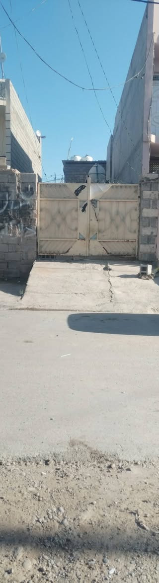 السلام عليكم بيت للبيع طابو صرف المساحه 125 م غرفه نوم وصاله وصحيات ففط غير كامل البنا الموقع المقداديه بلور كافت الخدمات متوفره تبليط كهرباء ماء مجاري السعر وباقي التفاصيل الاتصال ع رقم ***********

