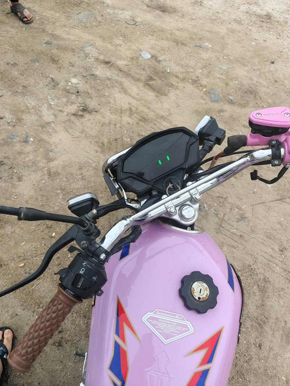 سلام عليكم دراجه موديل. 25 ايراني نضيف دراجه فول كهرباء يرادله ترتيبات بصيطه تجي وشوف بعينك محرك 200 سيسي مكان رمادي سعر 800 وبيه مجال لطيبين رقم للتصال ***********
