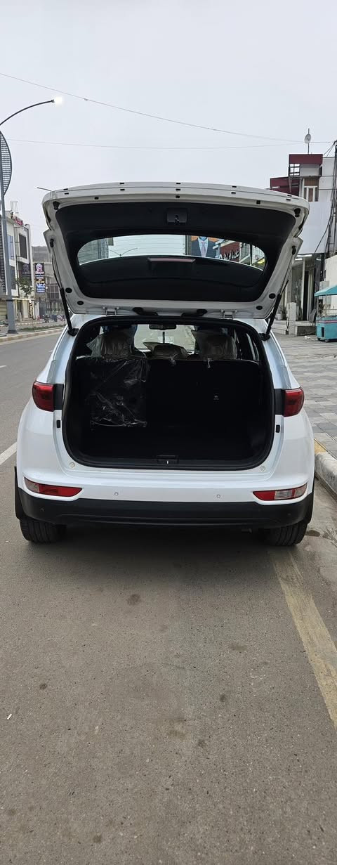 كيا سبورتج 2017 خليجي
مكفولة من الصبغ والضربة 
السيارة بيها بارد بسيط باب الخلفي اليمنه
سيارة بصمة وداخل بيجي جلد لونين مري شفط وتبريد قطعتين وكشنات كهرباء 
السيارة فول مواصفات عدا فتحة البانوراما
ماشية 108الف  كيلو 
ب185 ورقة بيها مجال بسيط

للتواصل ‭0784 228 8299‬
