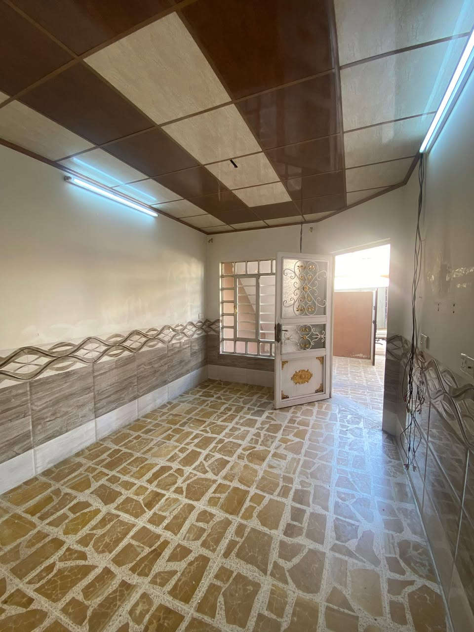 دار للبيع في حي الوحدة قرب جامع الرحمن  

المساحة: 118 متر  
الواجهة: 5.5 متر  

الدار مكون من طابقين (معزول)، وكل طابق يحتوي على:  
- غرفة نوم  
- هول استقبال  
- مطبخ  
- صحيات  

مؤجر حاليا 500 الف 

السعر: 140 مليون دينار

مراجعة #مكتب_مهند_الطائي 🏛
موقع المكتب➿➿في الموصل / حي الوحدة  

التفاصيل الاتصال على الأرقام التالية :_
( *********** )كورك☎️📞
( *********** )اسيا ☎️📞
او ((الاتصال على واتساب او فايبر برقم 
***********))
