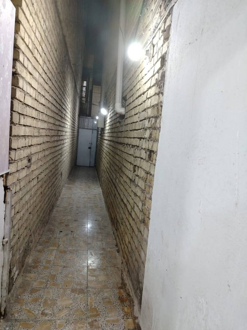 سلام عليكم/ للبيع /قطاع الثالث 
خلفيه 80 متر بناء جديد سنه 2022
تحتوي 👇
1- غرفه 2
2- حولي مطبخ مشترك 
3- منور أمامي 
4- منور خلفي
5- حمام توليت مشترك 
6- بيتونه كبيره 

وتساب موجود  ***********
