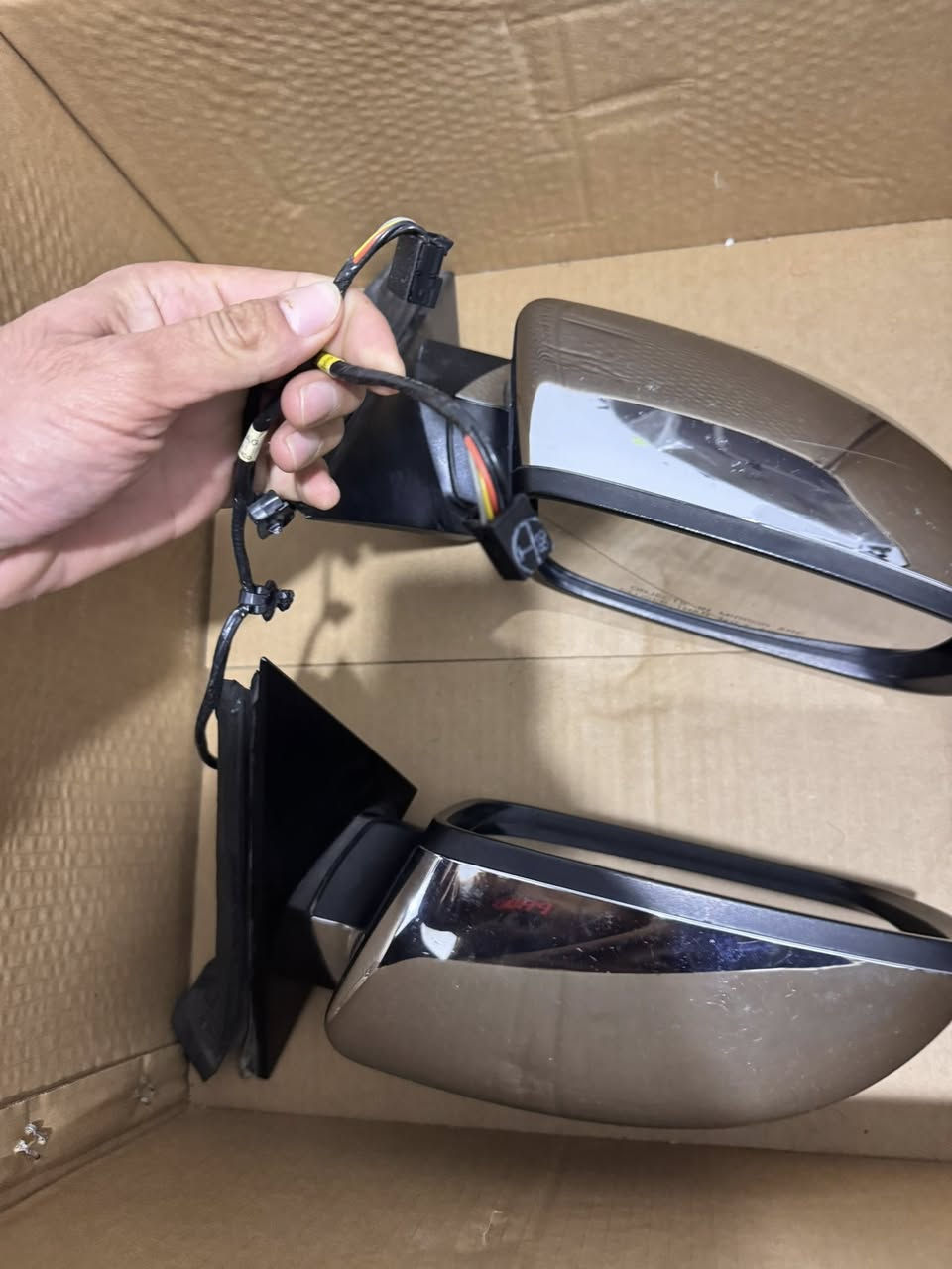 مرايات كرايسلر اوباما من موديل 11-23 
المواصفات 
🔴هيتر 
🔴قلابه 
🔴نيكل
اصلي تفصيخ شرط نضافه كدامك 
🚚التوصيل لجميع محافظات العراق 
للحجز علي 
***********
