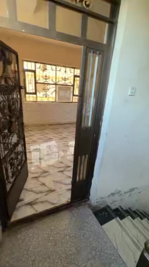 #للايجار شقة بضباط القاهره طابق اول موقع مميز وشارع هادئ متكونة من غرفة وصالة ومطبخ وخدمات للاستفسار ***********
