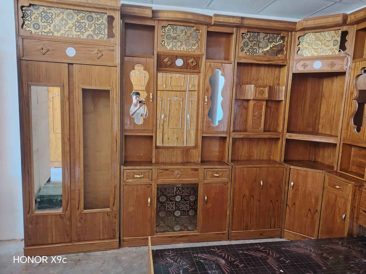 سلام عليكم يوجد غرف نوم عراقي نضافه 90 بل ميه لا استفسار تصل هاذ ***********
