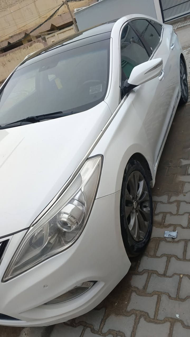 ازيرا موديل 12 بيه باب السايق وشوية جاملغ فول موصفات خليجية بصمة تحكم يدات بصمة شاشة قطعتين تبريد مكينة 6 سلندر كشنات كهربائية بنوراما فتحتين سقف اشاير بالمري المري شفط يعني كل المواصفات بيه مراوس فقط بسيارة بي واي دي أو نسيان سنترا موديل 25  مكاني نجف الاتصال ***********
