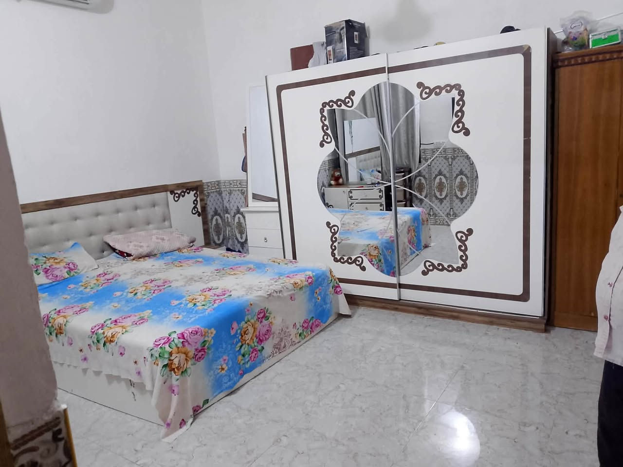سلام عليكم بيت للبيع مساحته 100متر سند زراعي بناء حديث بيت طابقين الطابق الثاني يحتوي على غرفه و صاله وخدمات معزول عن البيت العنوان بغداد الشعب الاستفسار ***********
