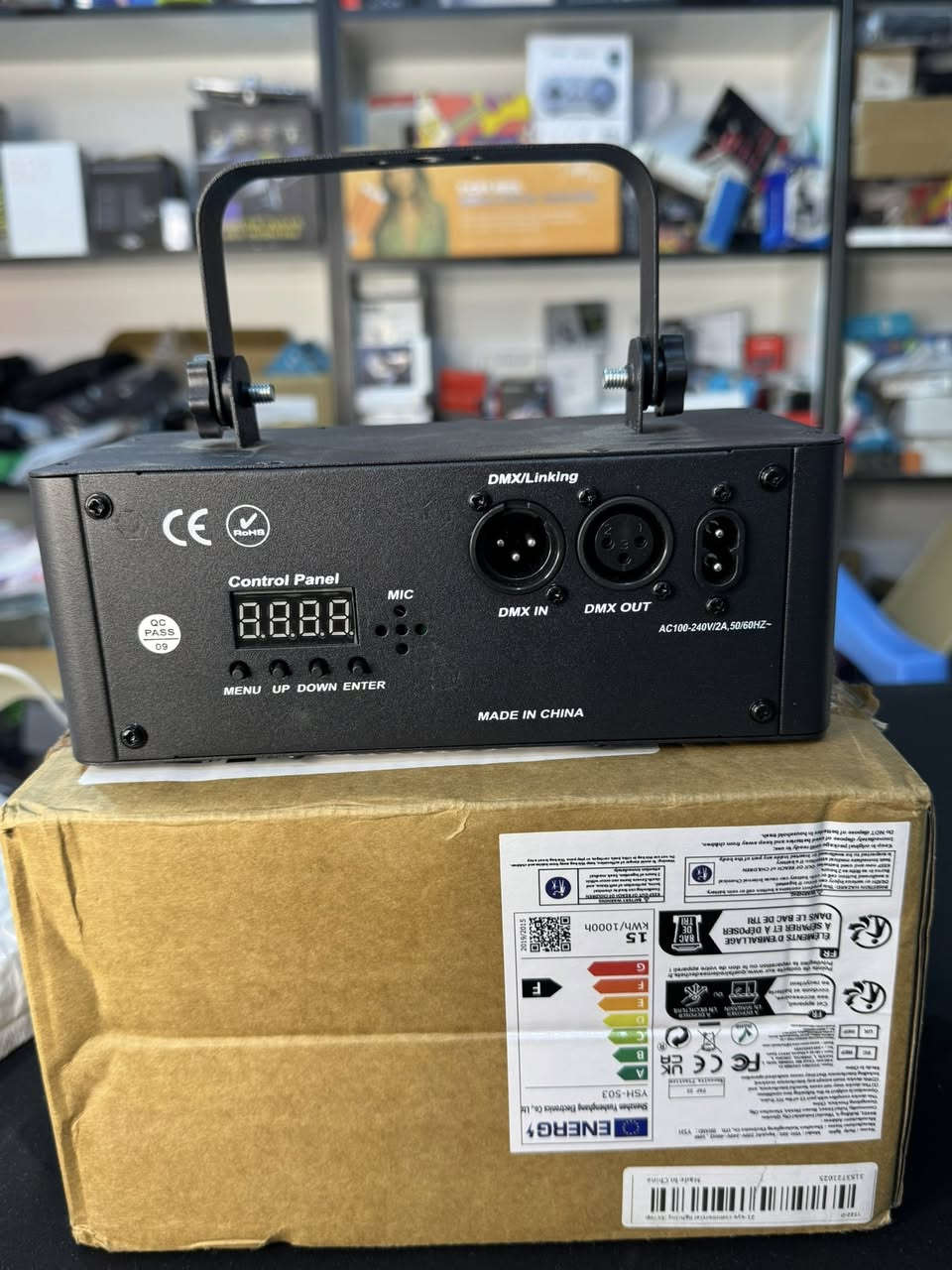 هذا المنتج هو إضاءة حفلات LED طراز YSH-503 من إنتاج شركة Shenzhen Fushenghong Electronics Co. 
يتميز بإضاءة RGB+UV (أحمر، أخضر، أزرق، وفوق بنفسجي).
يحتوي على ميزات تحكم متنوعة مثل التحكم في الصوت، وضع الستروب، والوضع الذاتي.
يستهلك طاقة بمعدل 15 kWh/1000h.
يأتي مع قوس تثبيت قابل للتعديل وهيكل معدني متين
خلي سعر وبالعافية


**إذا كنت صاحب هذا الإعلان وتريد حذفه لأي سبب، رجاءا أرسل رسالة إلى الدعم الفني**