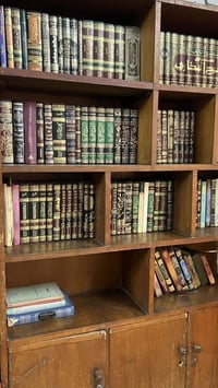 مكتبه للبيع هيه وكتبها ب 275 بيها مجال شي بسيط مو شرراي لا تعبني ع وات...