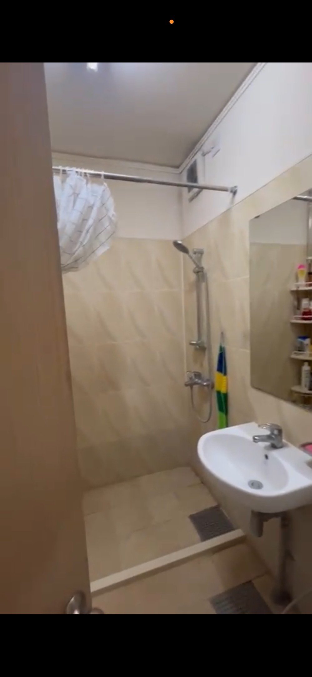 للبيع شقة في مجمع بسماية 
مساحة100م نمط غربي تحتوي على 3 غرف +صالة + مطبخ +مخزن +حمام شرقي وغربي + بلكونة شقة تباع بنضام الكاش تحويل بسمك مباشر الشقة طابق 6 