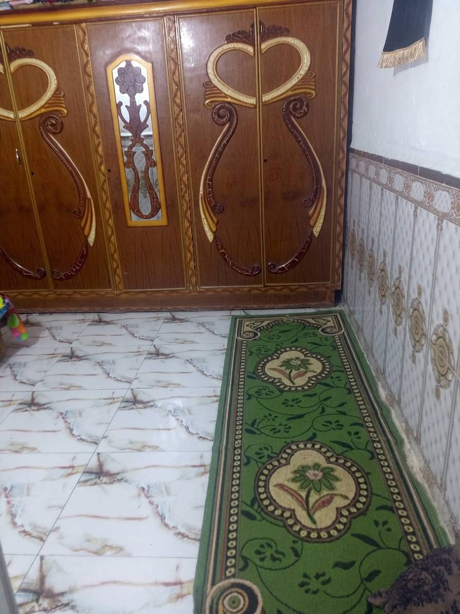 السلام عليكم نصف قطعة للبيع بشارع المحطة مال الغاز البنص بيت يحتوي على ستقبال وصالة وغرفة مثل مموضح بصور والقاط الثاني يحتوي غرفة وصالة ملبوخ سمنت فقط القاط الاول صب والقاط الثاني مسكوف جينكو سعر 30 رقم *********** بي واتساب
