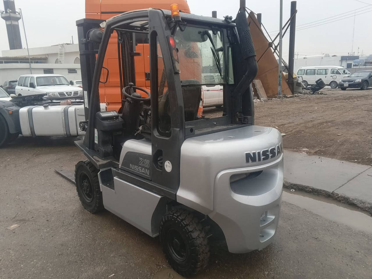 سلام عليكم
للبيع رافيعة نيسان ياباني دخول جديد 
اوراق كامل منفيست كاتي 
رافيعة كفالة عامة بلادي كير محرك مامفتوح 
3حركة 2.5طن 
موديل 2012سعر 75شوية مجال 
عنوان كلار ***********
