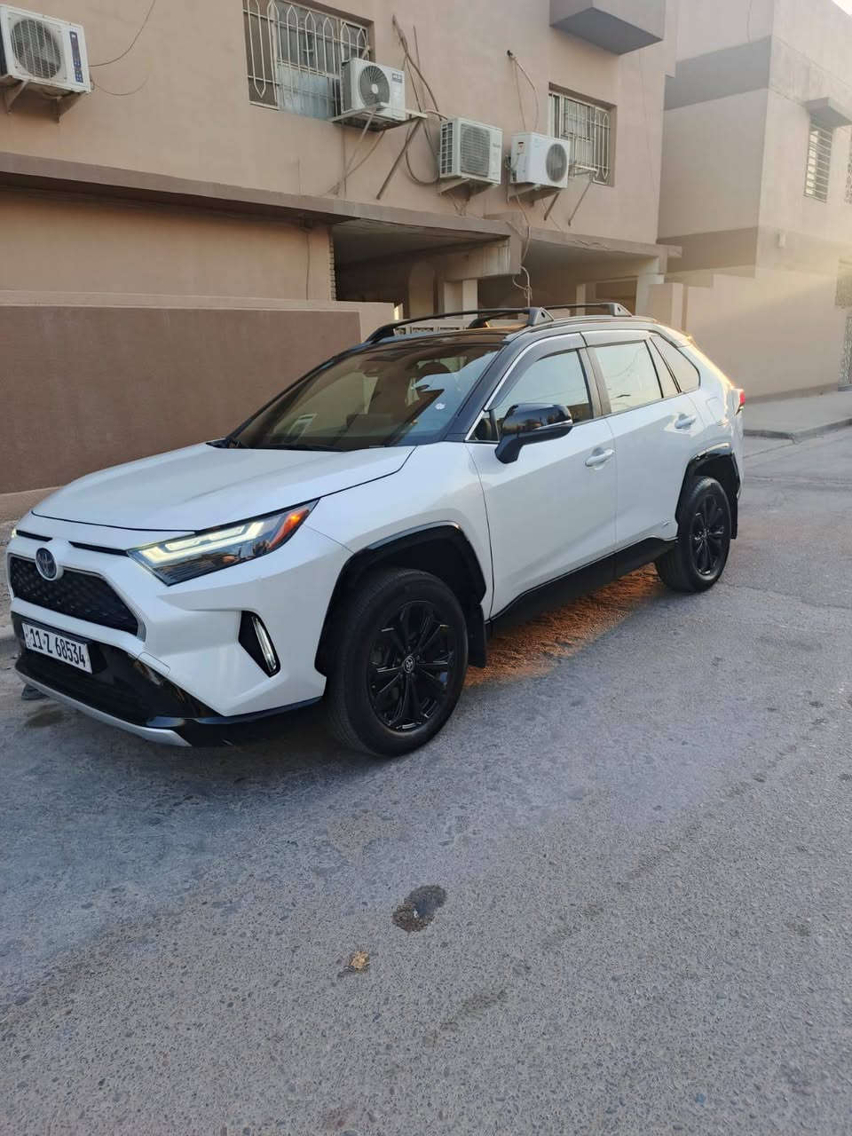 سلام عليكم ورحمة الله وبركاته تويوتا راف فور xse موديل 2024 لون ابيض سقف اسود هايبرد عداد مسافات 29 الف 
ملاحظة سيارة بدون ايرباكات بدون داخل صبغ دعامية أمامية اثر شخوط بدي مكفول من الصبغ فقط تكحيل اسفل باب السكن 
فول مواصفات فتحة سقف سلايت دبل اكسل AWD بصمة تشغيل شاشة كبيرة JBL مع سماعاتJBL 
كامرة أمامي خلفي داشكام اصلي رادارات جانبية نقطة عمياء مقاعد جلد ودوشمة ويعد هواي مواصفات معروفة بل xse ماقدر اعده لان معروفة
سعر 27.500
عنوان بغداد بلديات 
رقم هاتف***********
