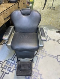 محل كامل للبيع ميز. حلاقه عدد ٤ كراسي حلاقه عدد ٤ تخم عدد ٣ ميز. عرض ع...