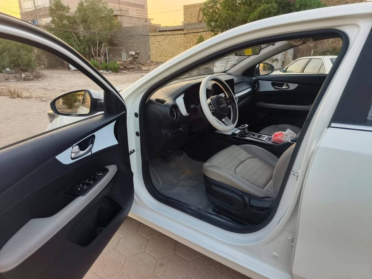 سلام عليكم k3 مكفولة كفاله موديل 22 فول مواصفات فتحة بصمة 4 وضعيات قيادة كامرة دوارة مثبت سرعة مانع انزلاق كشاف ضباب اشاير حاجب لكزز محرك 1500 دبل نوزل ماشية 46مكان السيارة نجف سعرها 135 رقمي***********
