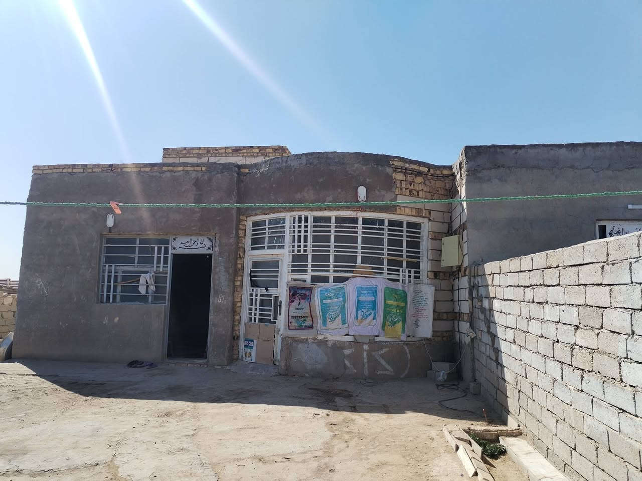 السلام عليكم گاع للبيع 4 دوانم وبيت كامل غرفتين كبار+مطبخ كبير +صاله +براني +صحيات داخليه وخارجيه
 خدمات المتوفرة كهرباء الوطني +سحب +الماء
المكان الديوانية فوگ من عفك اي استفسار هذا الرقم ***********
