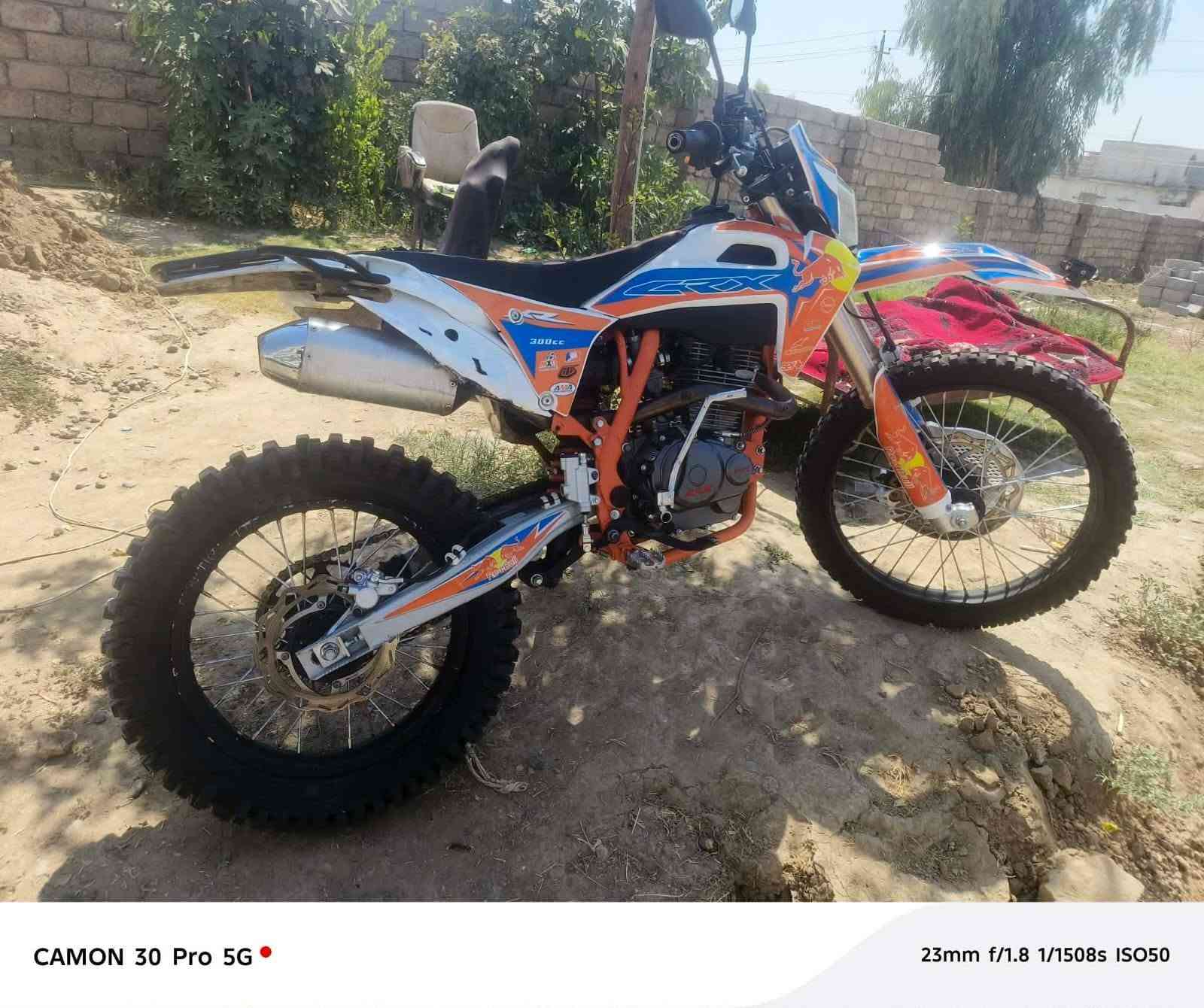 السلام عليكم شباب دراجه srx موديل 2025  موديل المكينه 2026 قوته2500cc دراجه  ما ناقصه بس بك لايت الخلفي كلشي شقال بي نكره سلف السعر 1300 وبي مجال قليل  مكاني جنوب الموصل ناحيه الكياره التصال عل رقم @*********** بي واتسب هم وتحياتي للجميع
