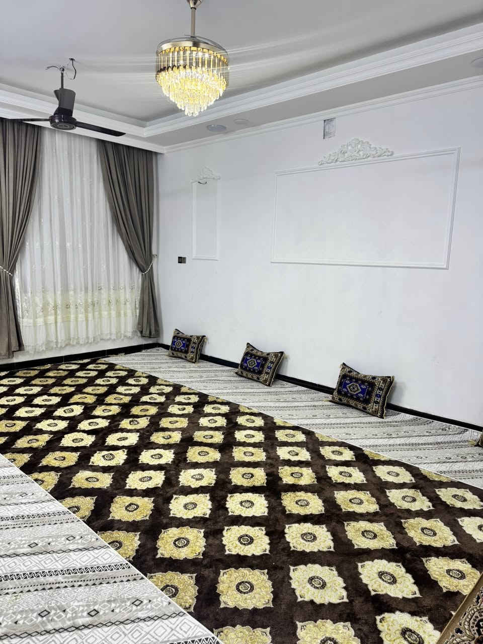 دار للبيع مساحه 217 متر بناء 2025 كله درجه اولى الطابق الاول مطبخ وحمام وغرفتين وصاله الطابق الثاني اربع غرف وصاله وحمام الواجهة 9 الا ربع نزال 25 السعر 250 وبي مجال للتواصل الاتصال على الرقم *********** العنوان حي السفير ثاني فرع بظهر اسواق ابو عراق
