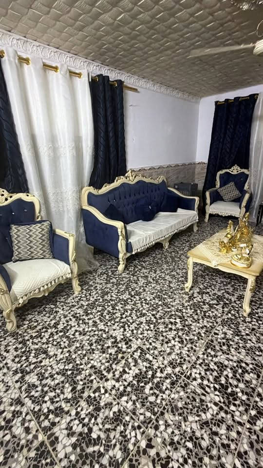 للبيع عشر مقاعد 
كلش جديد صار اقل الشهر مشتري دينباع لغرض الانتقال
٧٥٠ وبي مجال 
***********
