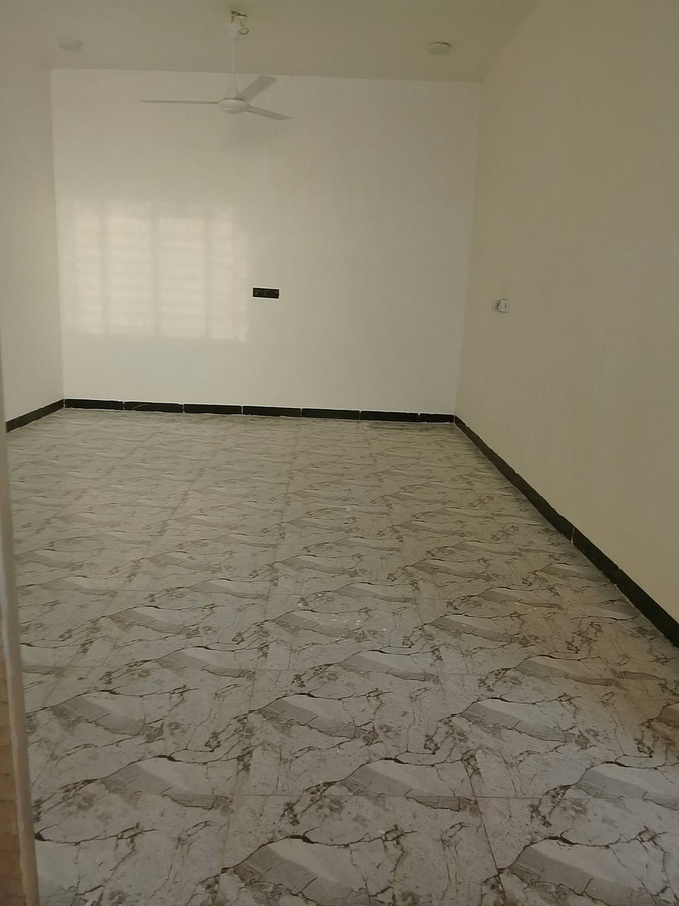 السلام عليكم البيع بيت مساحه 200متر مكان خلف عمارات الزيتون السكني سعر خاص ***********

