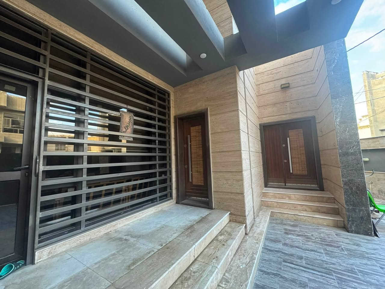 🏠 فرصة استثنائية: بيت أحلامك الحلة (حي شبر-خلف الكوخ شارع ٤٠)
بناء 2023 | شغل درجة ممتازة | جاهز للسكن
 المساحة: 325 متر (البناء 300 متر).
 المواصفات: واجهة مرمر، أرضيات مرمر، زجاج دبل عازل، طابقين، 3 غرف ماستر، و 4 حمامات.
حديقة داخلية 
 الإضافات: 11 سبلت (هدية)، مطابخ عدد 2، وتأثيث كامل.
 الموقع: بابل، حي شبر خلف مجمع الخوخ، شارع الأربعين.
البيت "فول كوالتي" ومتعوب عليه، ما يحتاج منك أي فلس إضافي.. جاهز!
للتفاصيل والمعاينة، الاتصال بالرقم
. 📞 ***********
