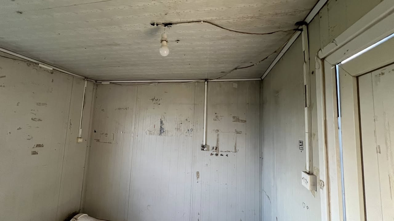 کابینە بۆ فرۆشتن
درێژی/7مەتر
پانی/3مەتر 
بەرزی/3مەتر
کراوەتە دوو ژوور
هەر ژورەو دەرگاو پەنچەرەی خۆی هەیە 
خەتی کارەبای جاهیزە 
شوێن قوشتەپە 
نرخی 9 وەرەقە 
ژمارەی مۆبایل ***********
