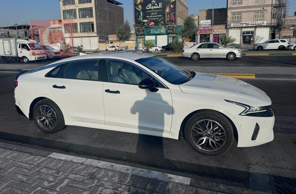 السلام عليكم 
كيا k5 خليجي 2022 خليجي مكفوله ..
مكينه 2000دوش المرغوب
رقم اربيل شركة السنوية 2027 
السياره فول ماعده بنراما 
ماشيه .. 94 الف
مواصفاتها
بصمه تشغيل 
تشغيل عن بعد 
حساس امامي . خلفي
شاشه اصليه بلادي 
كشن كهربائي 
مري شفط
تشغيل عن بعد 
تبريد قطعتين 
درايف مود 5 وضعيات قياده
مثبت سرعه
تبريد بيانو
كشنات جلد بلادي
سبير منازل 
السعر 200
*********** البصرة, العراق
