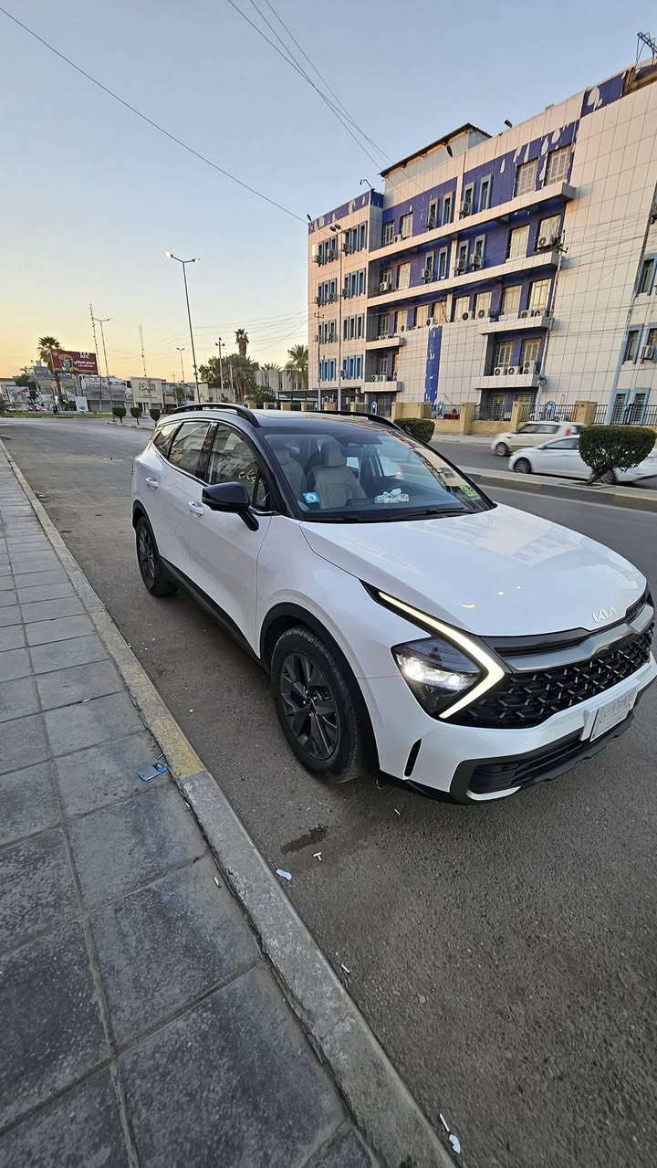 السلام عليكم 
سبورتج 2022 هايبرد X Larg 
فووول مواصفااات 
بانوراما 
كير ماوس 
كشنات كهرباء مع تدفئة وتبريد 
السيارة 2 كلر 
شاشة متصل 
وغيرها الكثير 

مكفولة من الصبغ 
فقط ضرر بسيط بالدعامية من الاسفل 
المكان : بغداد
السعر = 22الف دولار 
للتواصل : ***********
