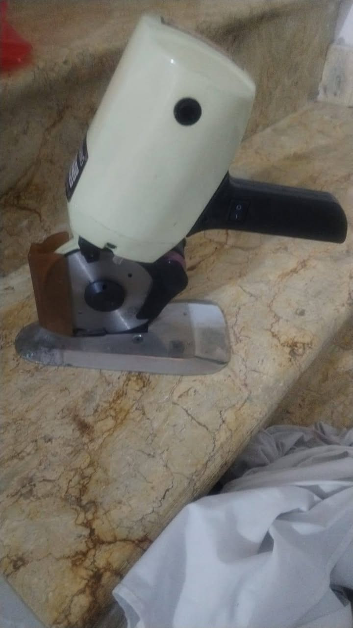 مقص للبيع***********يوجد واتساب
