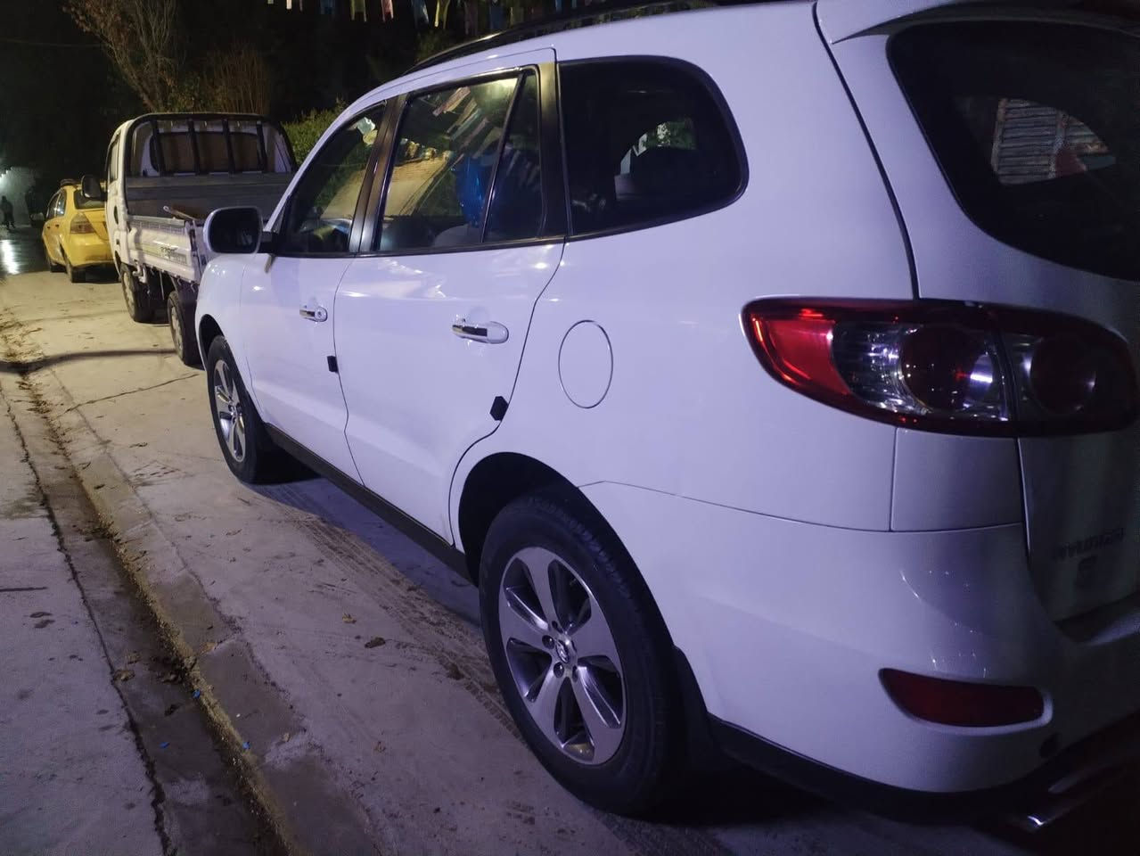 السلام عليكم ،،،،،،،،،،،،،
سنتافي موديل 2012,,,
خليجي فول مواصفات ،،،،
محرك 4 ،،،،،،
بصمات ابواب وتشغيل ،،،،،،
فتحه بالسقف 
7 راكب،،،،،،،،،،
الشراي يتصل 
***********
