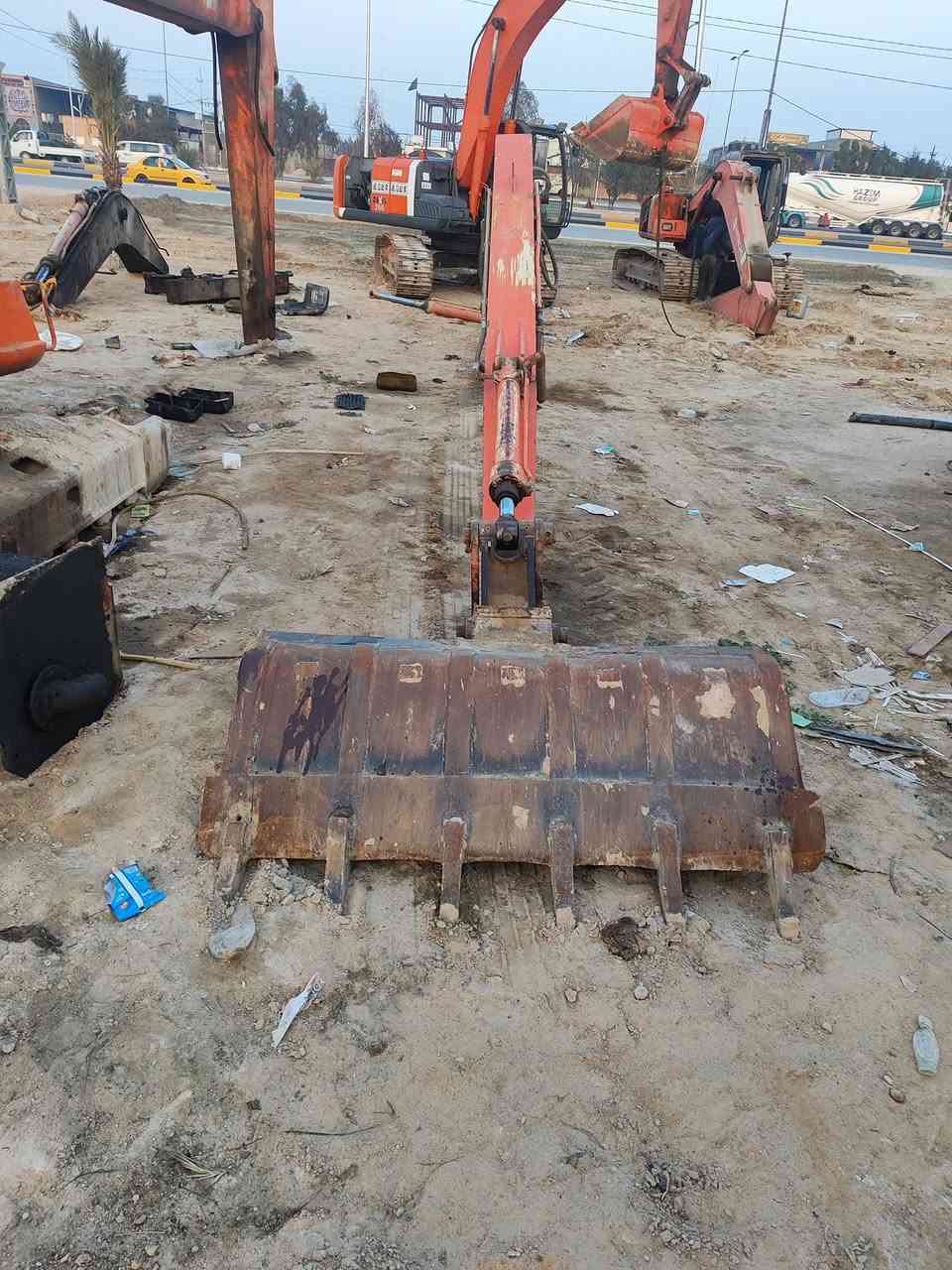 اللهم صل على محمد وال محمد للبيع جب طويل حفاره هيتاشي ياباني اصلي ١٤ متر يرهم على كل الحفارات من حجم ١٨٠ إلى حجم ٢٤٠ فايف زت عادي  زت ثري بي فايف جي فايف حياهم الله الطيبين العنوان كربلاء المقدسه شارع كربلاء نجف عمود ٩٧٣ رقم تلفون ***********
