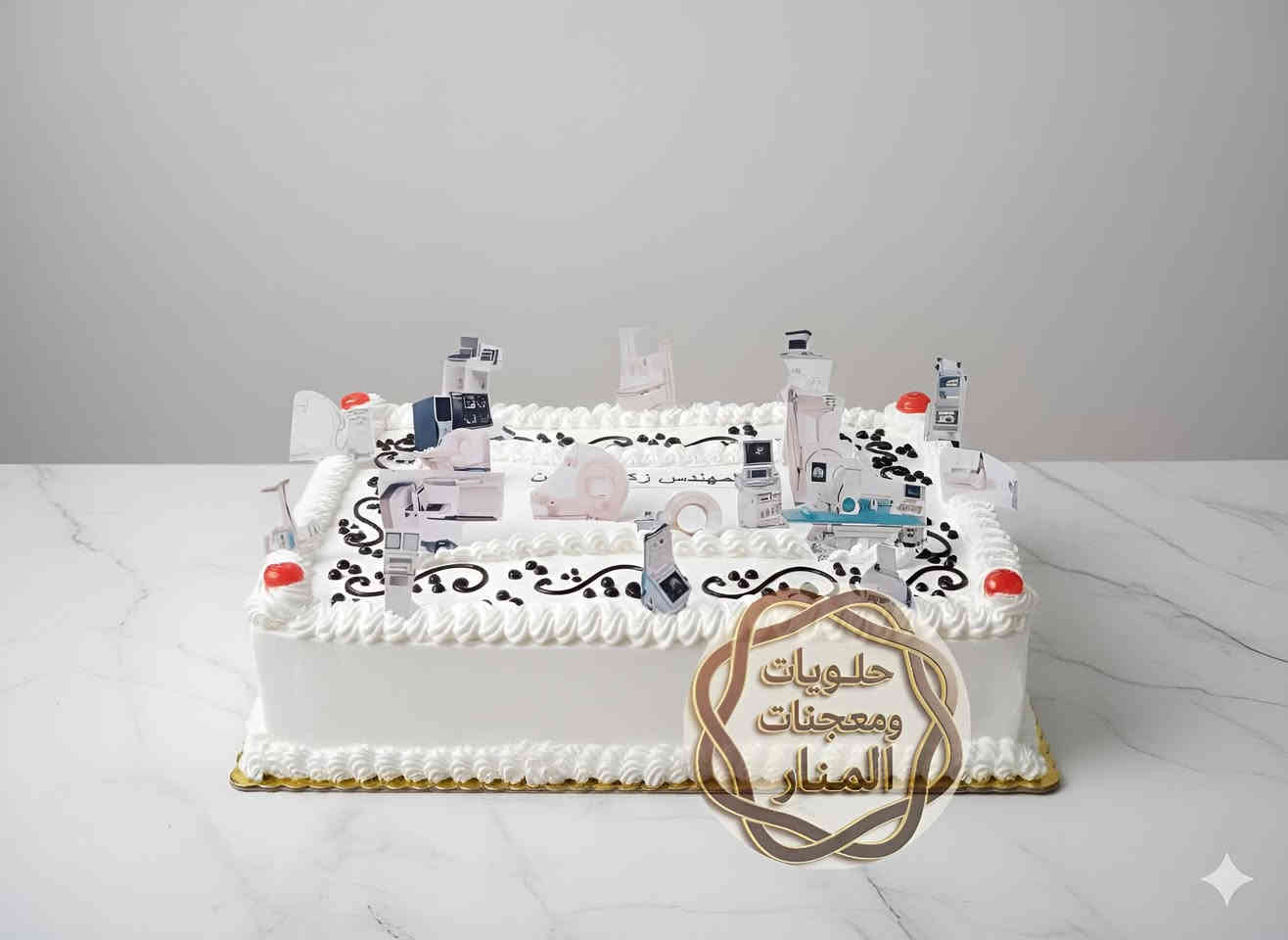 #حلويات_ومعجنات_المنار

 تجهيز كيكة خاصة 👨‍🔧🎂
بتصميم #مميز يليق بــــــــ #المهندس
📏 القياس: 30×40
محشية جوز  ونوتيلا و حشوة فواكه 
تم التجهيز الكيكة حسب الطلب وبأدق اللمسات 🤍
#جاهزين نحقق فكرتكم مثل ما تحبّون 👌💕

📩 للطلبات #راسلونا_واتساب 📞 [  *********** ]
🚗 #توصيل_متاح داخل المدينة 🛵🛵

#عنوان_المحل : [#حلة / #سيف_سعد #حي_الرضا { #خط_النفط } محلات محطة الغاز الوردية مجاور مأكولات هم هم ]
