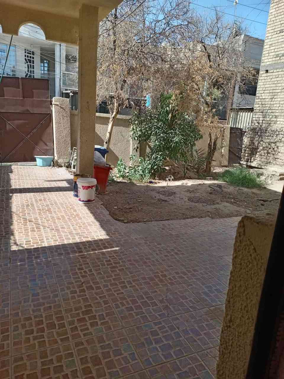 بيت في شهداء البياع بغداد مساحتة(200)متر بناء مسلح طابقين طابو صرف في اربع غرف وصاله ومطبخ وحمامات اثنين مدخل البيت كراج سياره وحديقه و بابين باب مطبخ وباب استقبال وغرفتين وحمام جوه وبل طابق الثاني ايضاً غرفتين وحمام وسطحين كبار عالي وناصي
البيت كبير وتدخله الشمس صاير ع شارع بصف الركن 
سعره(325) مليون لاستفسار اتصال ع هذا الرقم  (‭0770 395 2362‬)
وتوفيق لجميع
