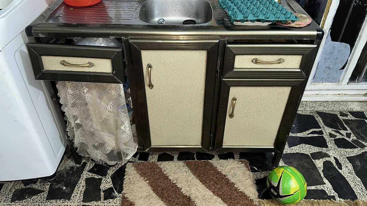 للبيع كاونتر 3قطع قياس مترونص وياها سنك باب موجود سعر 225 وبي مجال
كاونتر قطعتين قياس مترونص سعر 150 وبي مجال للاستفسار اتصل على رقم *********** او ***********
