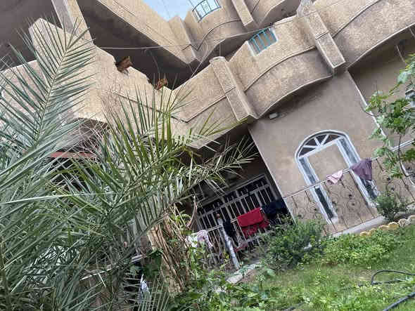 السلام عليكم دار سكني للبيع مساحة حوالي 300 متر مربع يحتوي علي خمسة غرف نوم و صالة واحدة مع استقبال و حمام عدد4 كراج يسع اكثر من سيارة مع صحيات عدد 4
تفاصيل اكثر عن الدار يقع في منطقة الرئاسة خلف شارع البرتقاله مدخل أسواق البرتقاله  وبتفاصيل اكثر الاتصال على الرقم ***********
0779796585
